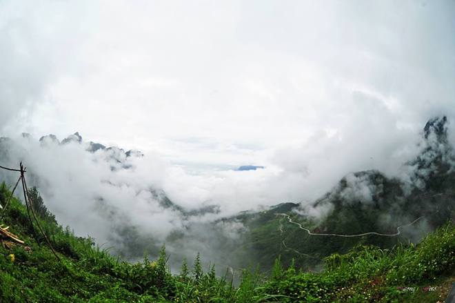 Trên đường đi, những cảnh tượng hùng vĩ là "đặc sản" đãi đằng người lữ khách. Đèo Ô Quy Hồ ẩn hiện trong mây ngàn là một trong những đỉnh đèo hiểm trở nhất Việt Nam.
